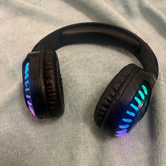 LED Light Color Changing Headphones - Picture 2 of 11